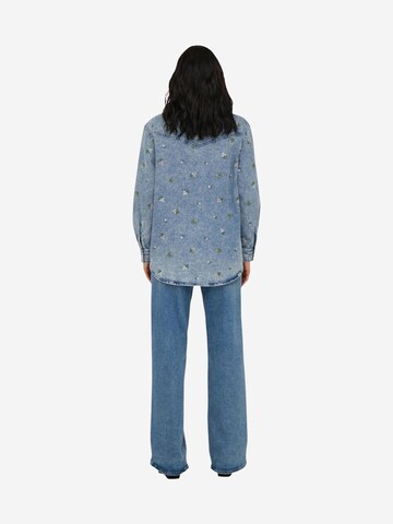 Giacca di mezza stagione 'Onlvera L/S Flower Emb Shirt Dnm Noos 15351977' di ONLY in blu