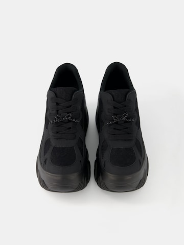 Bershka Rövid szárú sportcipők - fekete