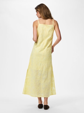 Robe PIECES en jaune
