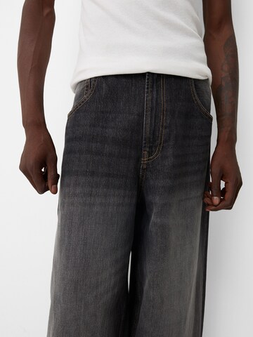Baggy Jeans di Bershka in grigio