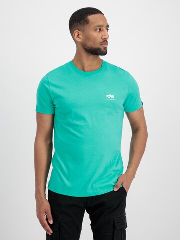 Coupe regular T-Shirt ALPHA INDUSTRIES en vert : devant
