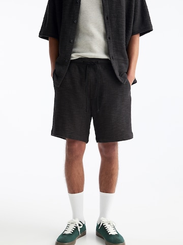 Pull&Bear Regular Shorts in Schwarz: predná strana