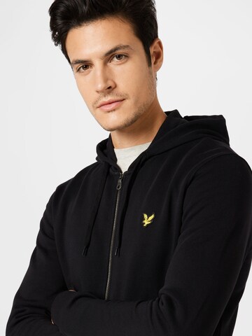 Hanorac de la Lyle & Scott pe negru