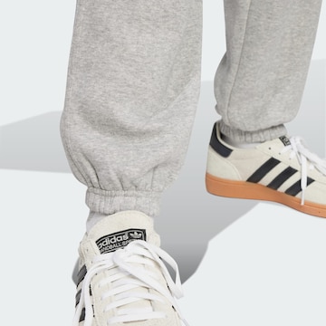 ADIDAS ORIGINALS Конический (Tapered) Штаны 'Essentials' в Серый