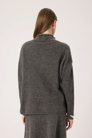 SOAKED IN LUXURY Pullover 'Miya' i grå