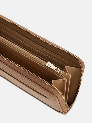 GUESS Portemonnaie 'Amorette' in Beige
