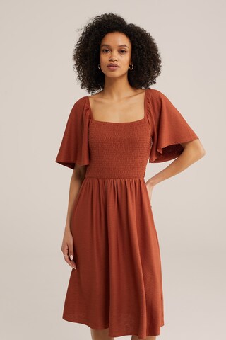 Rochie de la WE Fashion pe portocaliu: față