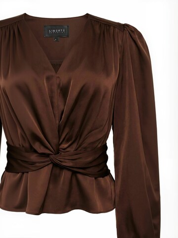 Liberte Essentiel - Camiseta ' TIKI LS TWIST ' en marrón: frente