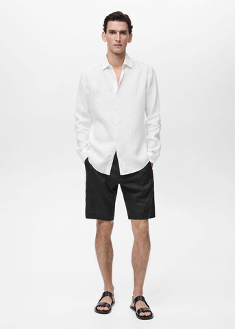 Coupe regular Chemise 'Parrot' MANGO MAN en blanc