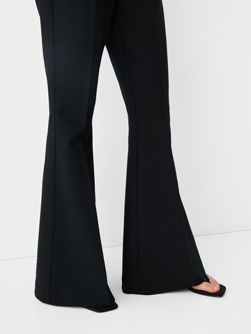 Bershka Rozkloszowany krój Spodnie w kant w kolorze czarny