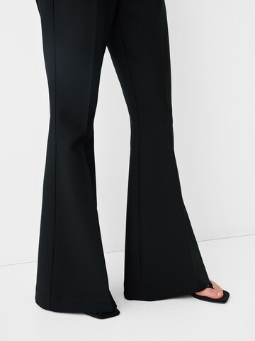 Bershka Flared Pantalon in Zwart