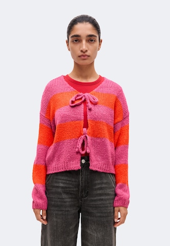 Hailys Strickjacke 'Ch44arlie' in Pink: Vorderseite