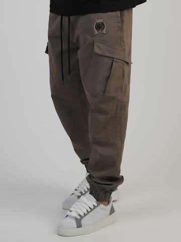 Effilé Pantalon cargo SikSilk en marron : devant