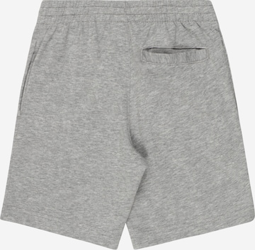 Nike Sportswear - regular Pantalón en gris