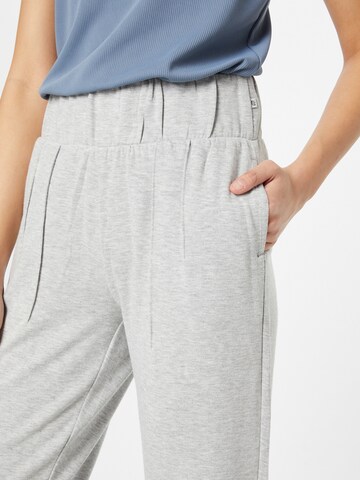 Tapered Pantaloni sportivi 'PALMER' di Marika in grigio