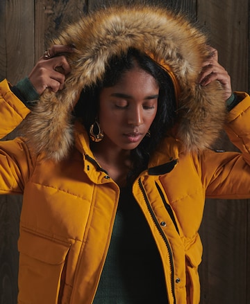 Veste d’hiver 'EVEREST BOMBER' Superdry en jaune