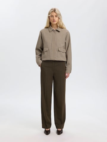 Loosefit Pantaloni con piega frontale di SELECTED in marrone: frontale