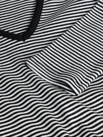 Tricou de la The Set pe gri