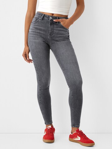 Skinny Jeans di Bershka in grigio