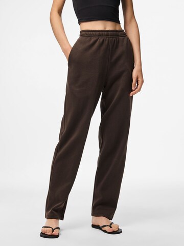 Loosefit Pantalon 'PCChilli' PIECES en marron : devant