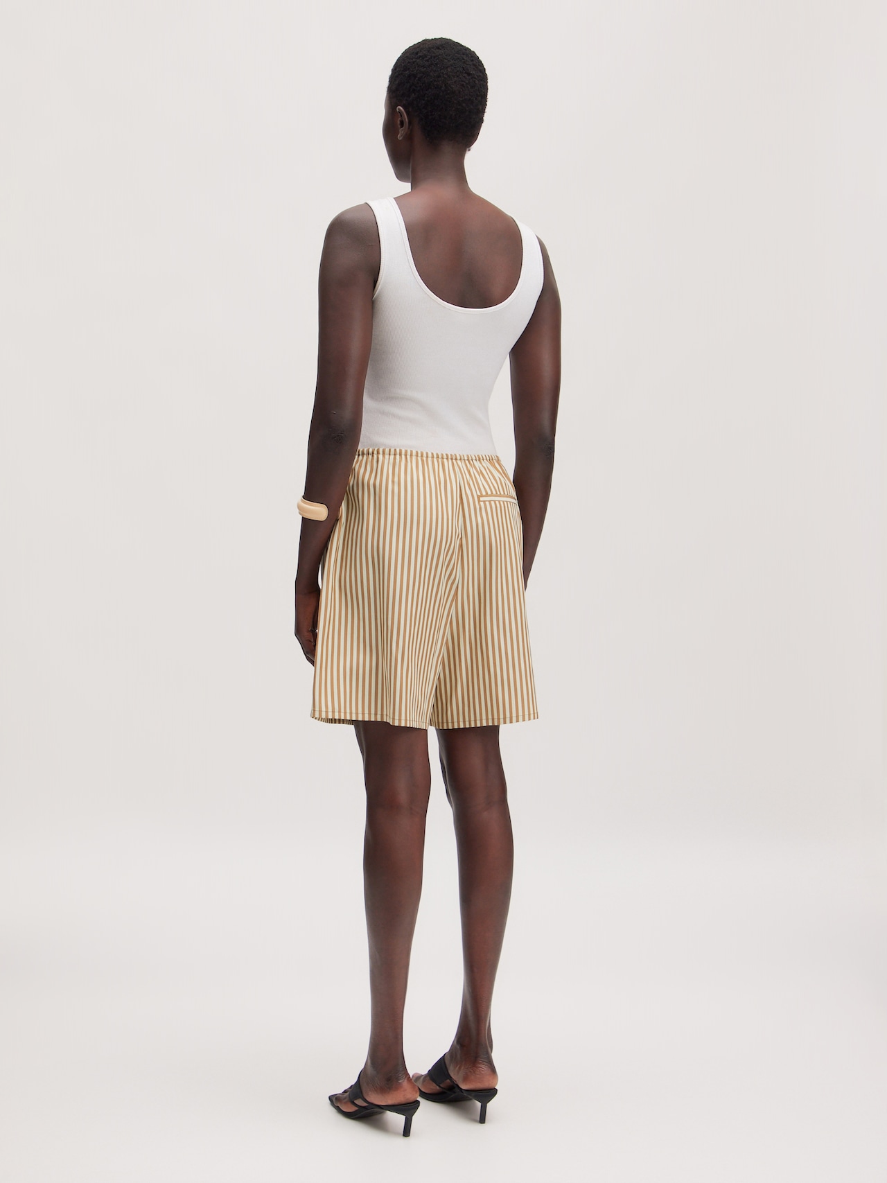 EDITED Nouveautés Pantalon 'Sylvie shorts' beige