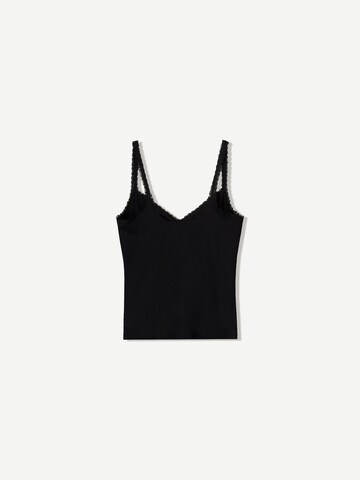 Top de la Bershka pe negru