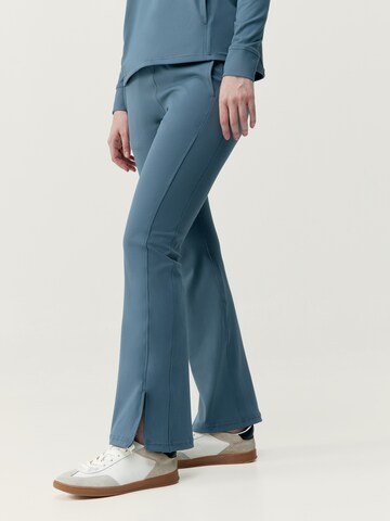 Born Living Yoga Flared Broek 'Ondina' in Grijs: voorkant