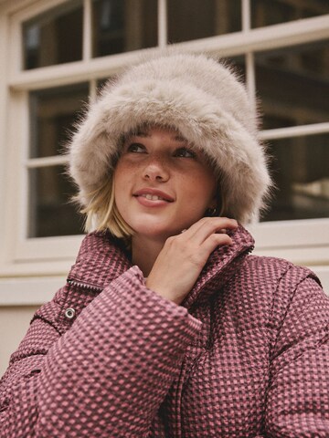 Pălărie de la Next pe alb