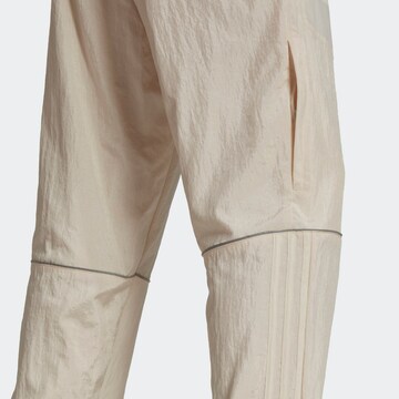 Tapered Pantaloni 'Reveal Material Mix' di ADIDAS ORIGINALS in bianco