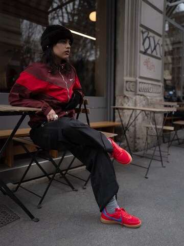 Nike Sportswear Φθινοπωρινό και ανοιξιάτικο μπουφάν σε κόκκινο