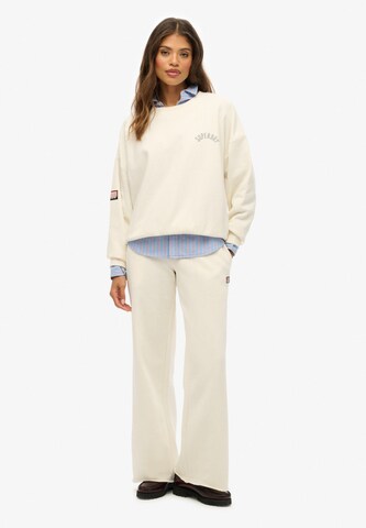 Sweat-shirt 'Athletic Essentials' Superdry en blanc