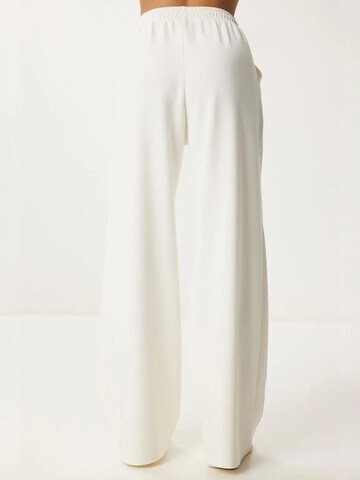 Wide leg Pantaloni di Happiness İstanbul in beige