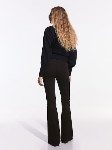 Bershka Levenevä Farkut värissä musta