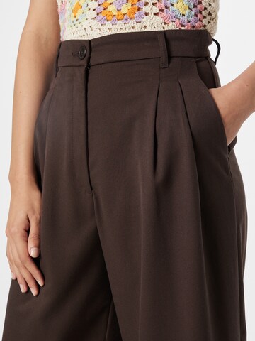 Monki Loose fit Pleat-Front Pants in Brown