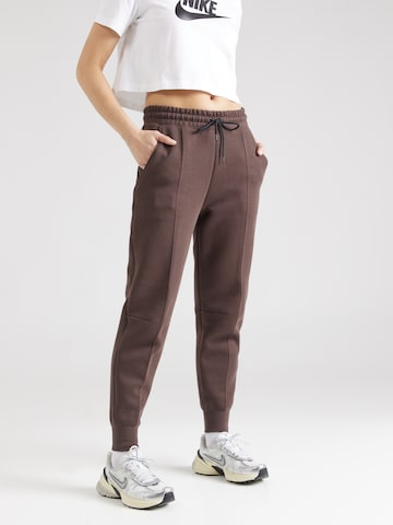 Effilé Pantalon Nike Sportswear en marron : devant