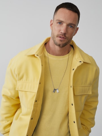 DAN FOX APPAREL - Ajuste regular Chaqueta de entretiempo 'Mick' en amarillo: frente