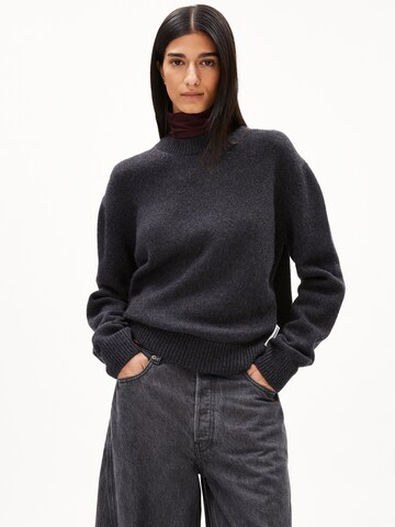 Pull-over ARMEDANGELS en gris : devant
