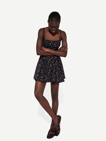 Bershka Letní šaty – černá: přední strana