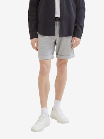 TOM TAILOR DENIM Regular Shorts in Grau: predná strana