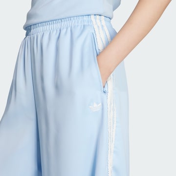 ADIDAS ORIGINALS Szeroka nogawka Spodnie w kolorze niebieski