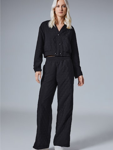 4TAILORS - Loosefit Calças 'Urban' em preto