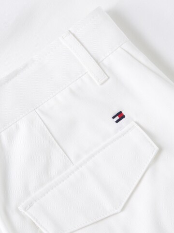 Loosefit Pantaloni chino di TOMMY HILFIGER in bianco