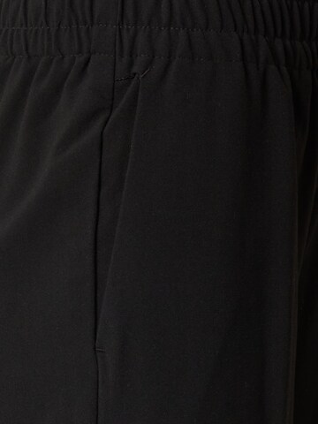 Regular Pantalon 'Sadiasui' Vero Moda Petite en noir