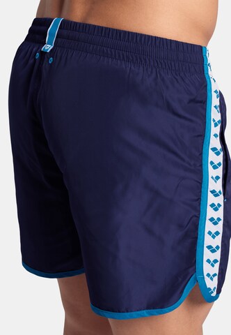 Pantaloncini da bagno 'TEAM STRIPE' di ARENA in blu