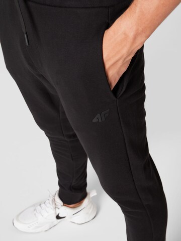 Effilé Pantalon de sport 4F en noir