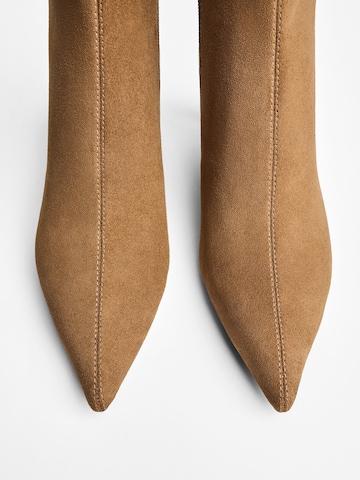 Botine de la Bershka pe maro