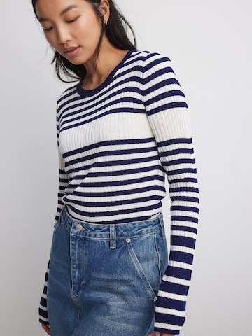 Pull-over NA-KD en bleu : devant