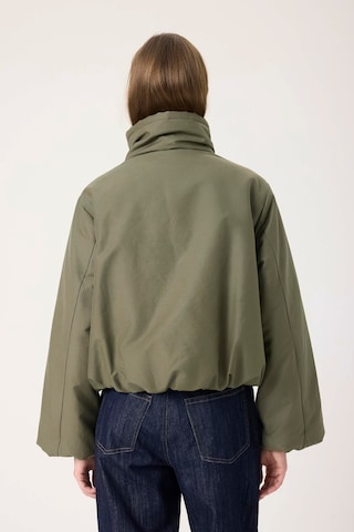 SOAKED IN LUXURY Tussenjas 'Alicie' in Groen