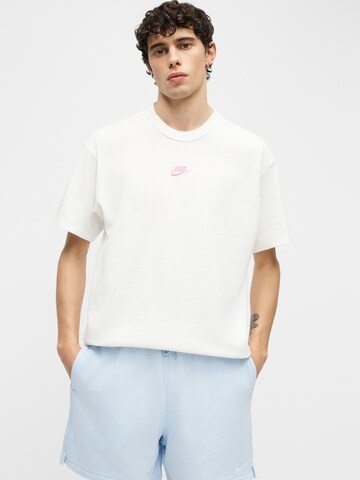 T-Shirt 'PREM ESS' Nike Sportswear en blanc