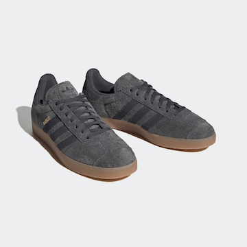 pelēks ADIDAS ORIGINALS Zemie brīvā laika apavi 'Gazelle'